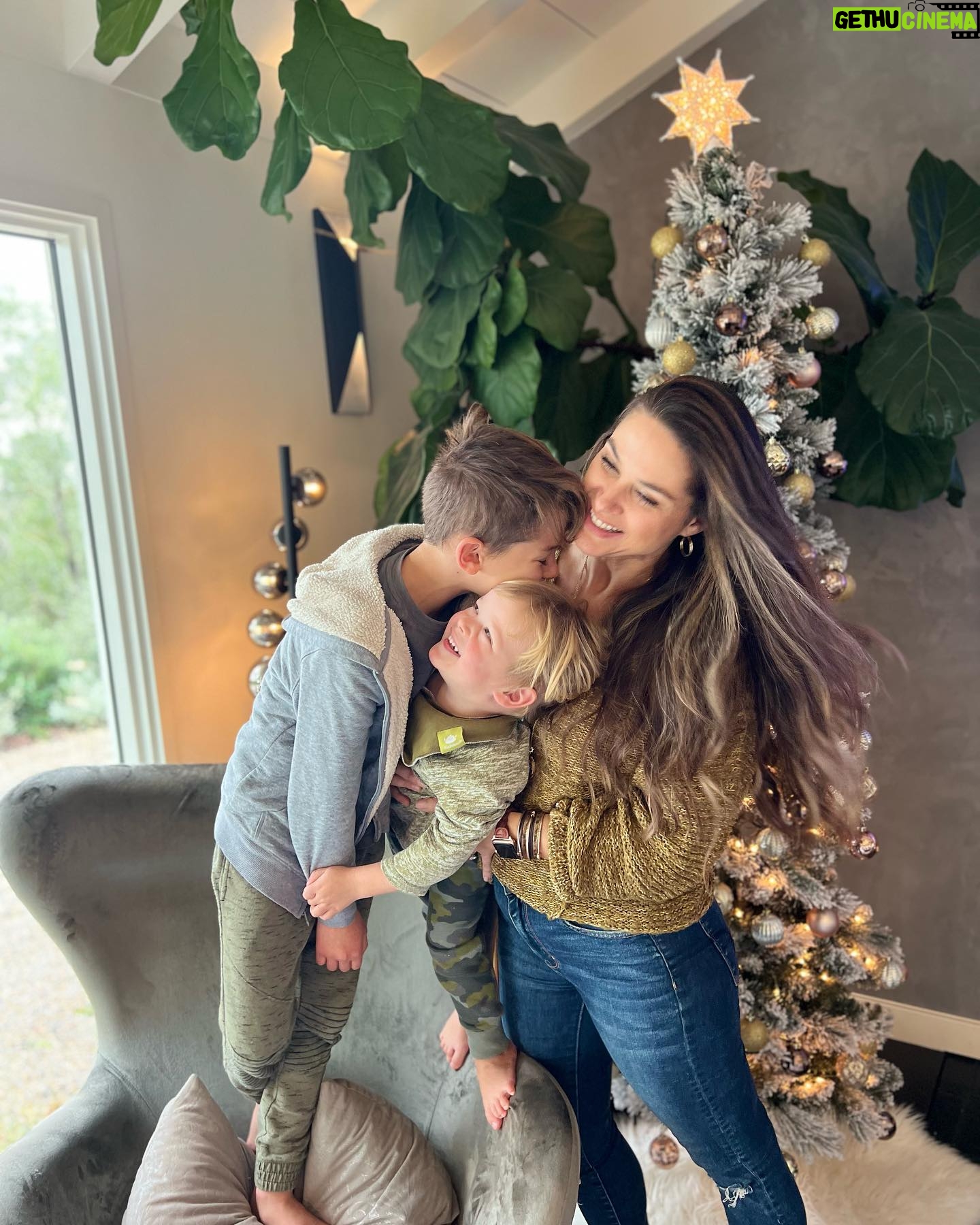 Fernanda Machado - 7.4K Likes - Aquelas memórias que ficam pra sempre! 🎄♥️✨
Eu amo montar a árvore de natal com meus amores todos os anos. Espero que eles tenham lindas memórias dessa nossa tradição.
É tão lindo ver os vídeos dos anos anteriores, do Lucca pequenininho me ajudando a montar a árvore, e e eu com o Leo na barriga…
E esse ano eles estão big boys e me ajudaram de verdade, fizemos um super team work!
Quem aí também tem essa tradição e adora montar árvore de natal com os pequenos todos os anos?!
#xmastree #arvoredenatal
#construindomemórias
#nossatradiçãodetodososanos
#maternidade #omaioramordomundo
#meusamores #xmas2022