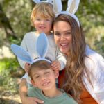 Fernanda Machado Instagram - Feliz Páscoa!!! 🐣🐰✨ Agarradinha nos meus coelhinhos, com eles vivo o maior renascimento de todos! #felizpascoa2023 #easter2023 #happyeaster #omaioramordomundo #love #renascimento #amorinfinito
