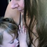 Fernanda Machado Instagram – Nosso estado mental é tudo nessa vida… 

Quando a gente não pode controlar ou mudar o que acontece ao nosso redor, a gente pode sempre mudar o nosso estado mental, a maneira que nos sentimos. 

Acordamos as crianças às 4:30 da manhã pra um vôo cedinho,  vôo com bastante turbulência, baby Leo e mamãe passando mal de enjôo.🤢

Nosso próximo vôo atrasado 4 horas por conta de uma pane nos computadores dos EUA todinho, logo depois, nosso vôo foi cancelado. 

Aeroporto lotado, e a gente preso em Phoenix – Arizona, com as crianças. Única solução depois de 6 horas de espera, pegar um vôo pra Austin – Texas, e depois pegar outro vôo pro nosso destino final. 

18 horas depois, 3 estados, 3 aeroportos lotados, crianças exaustas. Mas chegamos bem e isso é o que mais importa. E deu pra contemplar o nascer do sol e o pôr do sol de dentro do avião. 🙌🏻🙏🏻🌅✈️

#mindset #vocepodecontrolarseuestadomental
#maternidadereal #estarvivoéresolverproblemas #encarandoavidacomleveza #stuckattheairportswithkids 
#airplaneadventure #maternidade