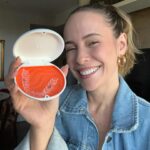 Fernanda Nobre Instagram - Acabou meu tratamento com @invisalignbrasil Durante um ano fui muito bem cuidada pelo Dr. @wagneralviano e acompanhada por essas plaquinhas que agora só vou usar como contenção para dormir. Valeu cada segundo! #invisaling