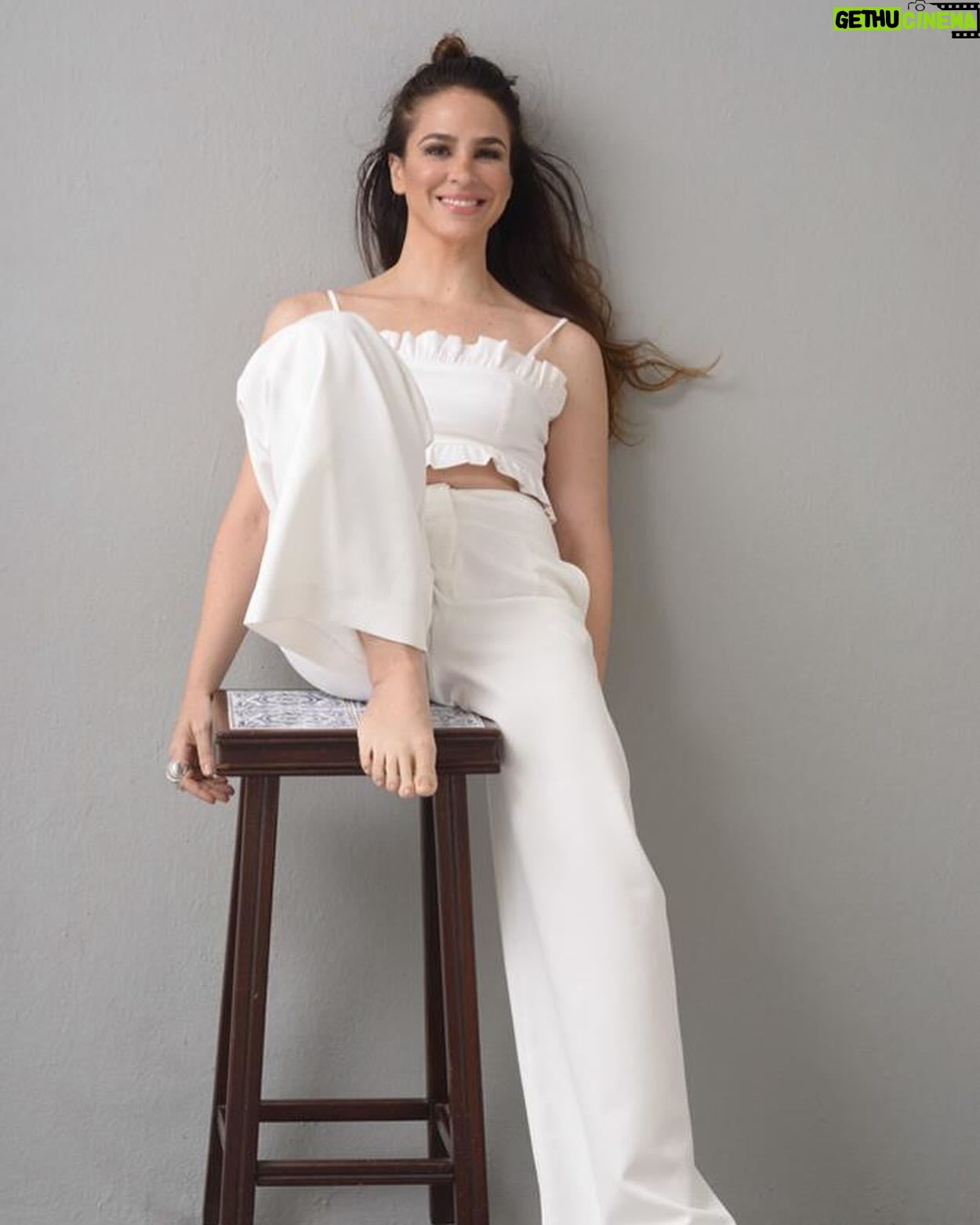 Fernanda Nobre Instagram - Neste fim de semana no RJ vamos ouvir mulheres para celebrar esse mês de luta. @manoelazappa me convidou para organizar junto com ela duas mesas, uma no sábado e outra no domingo, para debatermos assuntos que permeiam o imaginário feminino. Vamos ouvir mulheres admiráveis que são inspiração pelos seus trabalhos e posicionamentos. No sábado vamos falar sobre a prisão da Beleza que agora tomou nuances ainda mais perversos com a distorção digital e os inúmeros filtros que estão confundindo nossa auto percepção Por que a sociedade criou um padrão de beleza completamente irreal, restrito e impossível de se manter? No domingo vamos falar sobre a relação do tempo para nós mulheres. Ele que deveria ser o nosso maior aliado é entendido como nosso inimigo. Como nos relacionamos com o tempo na maternidade, menopausa, no mercado de trabalho, envelhecimento e invisibilidade? Esses papos serão mediados pela poderosa Regina Zappa e ainda teremos uma feira de comidinhas deliciosas. Vem conversar com a gente! To animada ❤️