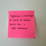 Fernanda Nobre Instagram - Li essa ideia no livro Complexo de Cinderela da Collete Dowling. Quando li, isso me bateu, imediatamente colei no post-it. Os contos de fadas, os romances, novelas e comédias românticas foram tão fortes na nossa constituição que mesmo sabendo que o amor perfeito não existe, passamos a vida buscando por ele, como se o outro fosse preencher todo o nosso vazio, dar propósito a nossa vida, ser o ouvinte que você não é para si mesmo. Ou seja, se sabemos que estamos fadadas a se decepcionar por que não conseguimos resetar esse chip?
