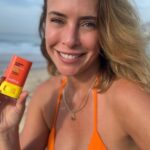 Fernanda Nobre Instagram - Estou encantada com o Protetor Solar em Bastão da @sallve Ele tem fator de proteção 60 e ele é muito resistente à água e ao suor, o que é perfeito pra mim que comecei a fazer caminhadas na areia fofa e me acabo de tanto suar. E ele não fica derretendo na cara, sabe, além disso não arde os olhos. Sem dizer que a textura dele é muito confortável e o fato dele ser em bastão, é fácil de passar, prático. Agora eu vou lá dar o meu mergulho e você corre pro site da Sallve pra saber mais. #publi