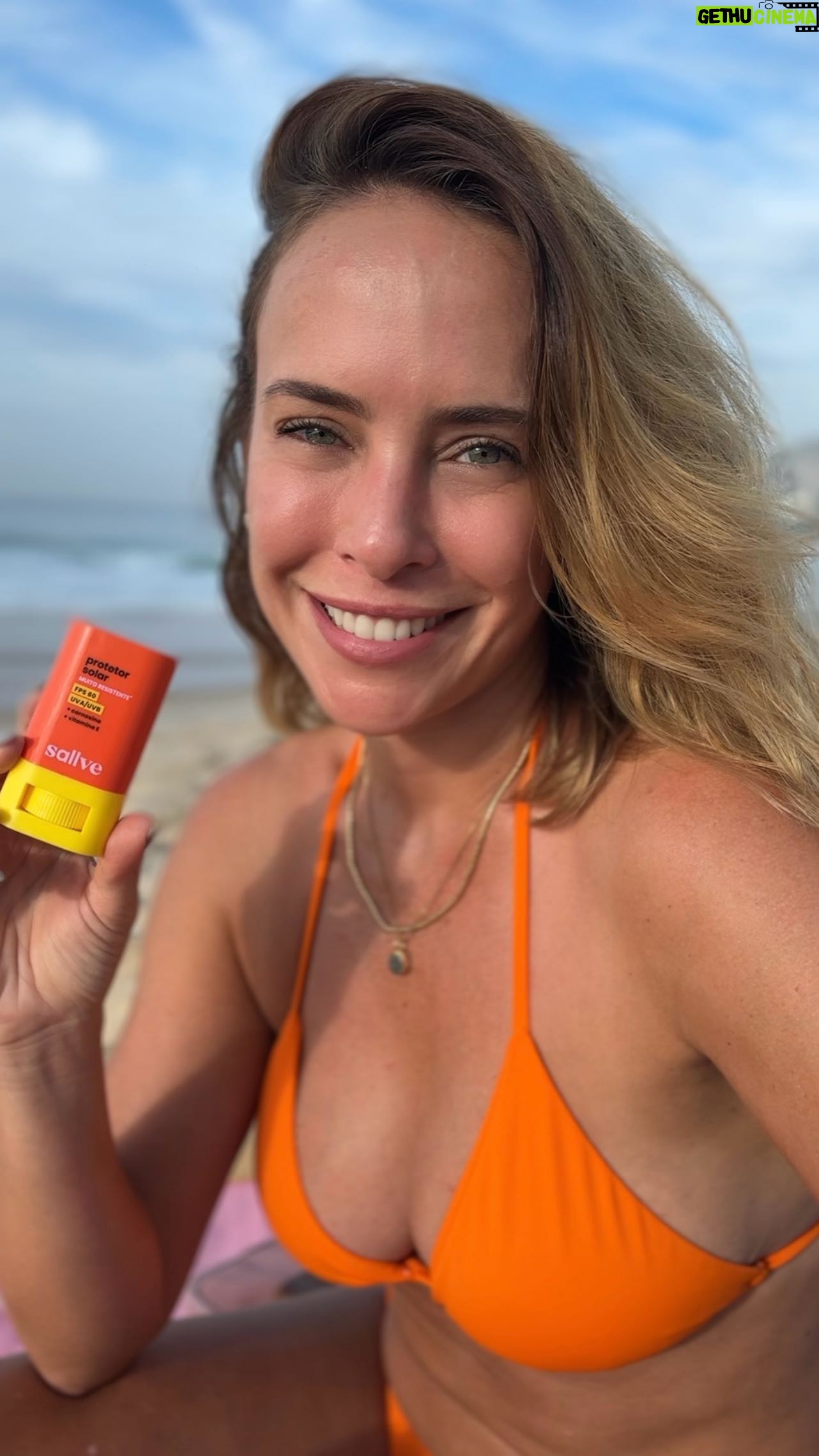 Fernanda Nobre Instagram - Estou encantada com o Protetor Solar em Bastão da @sallve Ele tem fator de proteção 60 e ele é muito resistente à água e ao suor, o que é perfeito pra mim que comecei a fazer caminhadas na areia fofa e me acabo de tanto suar. E ele não fica derretendo na cara, sabe, além disso não arde os olhos. Sem dizer que a textura dele é muito confortável e o fato dele ser em bastão, é fácil de passar, prático. Agora eu vou lá dar o meu mergulho e você corre pro site da Sallve pra saber mais. #publi