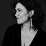 Fernanda Nobre Instagram - Neste fim de semana no RJ vamos ouvir mulheres para celebrar esse mês de luta. @manoelazappa me convidou para organizar junto com ela duas mesas, uma no sábado e outra no domingo, para debatermos assuntos que permeiam o imaginário feminino. Vamos ouvir mulheres admiráveis que são inspiração pelos seus trabalhos e posicionamentos. No sábado vamos falar sobre a prisão da Beleza que agora tomou nuances ainda mais perversos com a distorção digital e os inúmeros filtros que estão confundindo nossa auto percepção Por que a sociedade criou um padrão de beleza completamente irreal, restrito e impossível de se manter? No domingo vamos falar sobre a relação do tempo para nós mulheres. Ele que deveria ser o nosso maior aliado é entendido como nosso inimigo. Como nos relacionamos com o tempo na maternidade, menopausa, no mercado de trabalho, envelhecimento e invisibilidade? Esses papos serão mediados pela poderosa Regina Zappa e ainda teremos uma feira de comidinhas deliciosas. Vem conversar com a gente! To animada ❤️