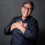 Fernanda Nobre Instagram - Neste fim de semana no RJ vamos ouvir mulheres para celebrar esse mês de luta. @manoelazappa me convidou para organizar junto com ela duas mesas, uma no sábado e outra no domingo, para debatermos assuntos que permeiam o imaginário feminino. Vamos ouvir mulheres admiráveis que são inspiração pelos seus trabalhos e posicionamentos. No sábado vamos falar sobre a prisão da Beleza que agora tomou nuances ainda mais perversos com a distorção digital e os inúmeros filtros que estão confundindo nossa auto percepção Por que a sociedade criou um padrão de beleza completamente irreal, restrito e impossível de se manter? No domingo vamos falar sobre a relação do tempo para nós mulheres. Ele que deveria ser o nosso maior aliado é entendido como nosso inimigo. Como nos relacionamos com o tempo na maternidade, menopausa, no mercado de trabalho, envelhecimento e invisibilidade? Esses papos serão mediados pela poderosa Regina Zappa e ainda teremos uma feira de comidinhas deliciosas. Vem conversar com a gente! To animada ❤️