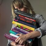 Fernanda Nobre Instagram - Hoje é o dia do livro e posso dizer sem nenhuma dúvida que os livros feministas me contaram quem eu era, me fizeram ver que os meus desejos estavam de acordo com as expectativas que a sociedade tinha para mim. Entendi que até aquele momento normalizei o que era imperdoável, me encaixei, sorri quando não achei graça, me calei quando sabia as respostas.  O feminismo hoje é minha maior identidade, meu olhar para o mundo e para mim mesma. Minhas personagens se tornaram mulheres lutando pelas suas liberdades ou despertando o público para suas amarras. Eu me tornei uma pesquisadora sobre a ideia radical de que as mulheres são ‘gente’.