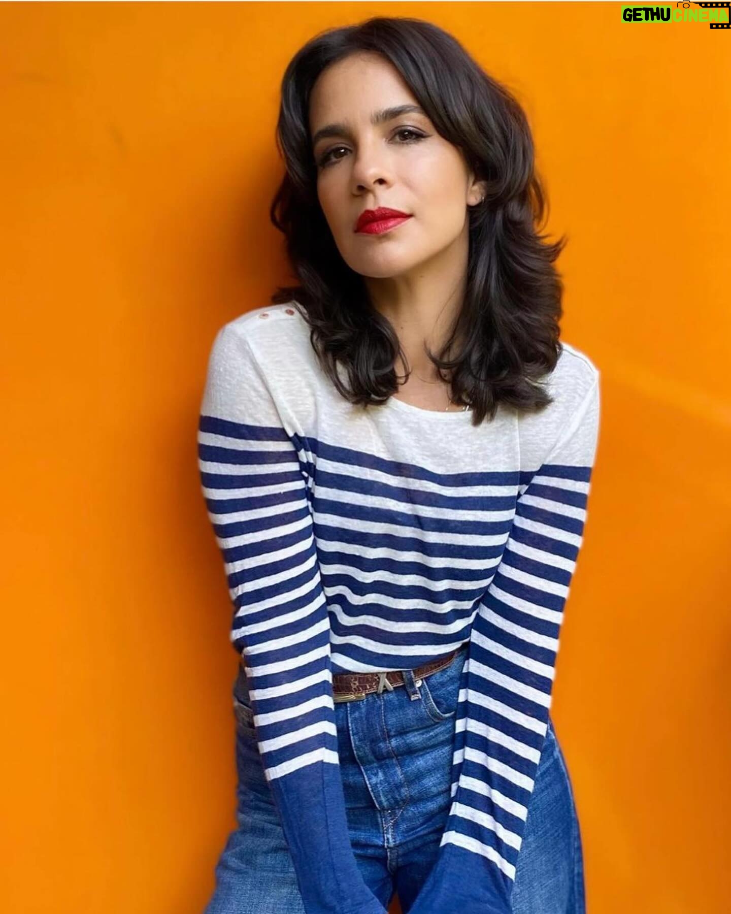 Fernanda Nobre Instagram - Neste fim de semana no RJ vamos ouvir mulheres para celebrar esse mês de luta. @manoelazappa me convidou para organizar junto com ela duas mesas, uma no sábado e outra no domingo, para debatermos assuntos que permeiam o imaginário feminino. Vamos ouvir mulheres admiráveis que são inspiração pelos seus trabalhos e posicionamentos. No sábado vamos falar sobre a prisão da Beleza que agora tomou nuances ainda mais perversos com a distorção digital e os inúmeros filtros que estão confundindo nossa auto percepção Por que a sociedade criou um padrão de beleza completamente irreal, restrito e impossível de se manter? No domingo vamos falar sobre a relação do tempo para nós mulheres. Ele que deveria ser o nosso maior aliado é entendido como nosso inimigo. Como nos relacionamos com o tempo na maternidade, menopausa, no mercado de trabalho, envelhecimento e invisibilidade? Esses papos serão mediados pela poderosa Regina Zappa e ainda teremos uma feira de comidinhas deliciosas. Vem conversar com a gente! To animada ❤️