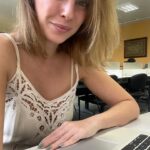 Fernanda Nobre Instagram – 2023 inventei a loucura de começar um mestrado! E olha… tá sendo punk! Apliquei meu projeto sem acreditar muito que seria possível, e não é que passei tanto para PUC Rio quanto para PUC SP? Pelo visto só eu não acreditava que esse projeto era bom. Escolhi o Rio por várias razões mas a principal delas é por causa do corpo docente e minha orientadora, Ana Kiffer, que já acompanhava com admiração há muito tempo. Cheguei e encontrei vários empecilhos, mas tudo bem, respirei e foquei no objetivo inicial e final de exercitar meu conhecimento, afinal de contas o nome “academia” sugere bem isso. Se a gente malha os músculos todos os dias, por que não malhar as sinapses também? O primeiro semestre foi rolamento na escadaria da vida e agora no segundo semestre, depois de entender um pouco mais a dinâmica, tentei ter uma rotina de estudos e escrita. Foi difícil demaaais! Vocês vão me entender: é difícil ser chefe de si mesmo e mais ainda perder o hábito de procrastinar mexendo no celular, quanto me dou conta to há 1 hora vagando por aqui. Fiz vários métodos. Alarmes de 1 em 1 hora com intervalos de 15 min. Acordar às 5:30 da manhã para produzir antes do WhatsApp bombar de mensagens… Ate que descobri a biblioteca da universidade. E aqui estou. Finalizando o último trabalho que precisava entregar neste semestre. Meu Deus, já passou 1 ano que estou vivendo intensamente essa aventura! Ufa. Agora partiu férias! Bahia, tô ansiosa para viver você.