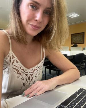 Fernanda Nobre Instagram - 2023 inventei a loucura de começar um mestrado! E olha… tá sendo punk! Apliquei meu projeto sem acreditar muito que seria possível, e não é que passei tanto para PUC Rio quanto para PUC SP? Pelo visto só eu não acreditava que esse projeto era bom. Escolhi o Rio por várias razões mas a principal delas é por causa do corpo docente e minha orientadora, Ana Kiffer, que já acompanhava com admiração há muito tempo. Cheguei e encontrei vários empecilhos, mas tudo bem, respirei e foquei no objetivo inicial e final de exercitar meu conhecimento, afinal de contas o nome “academia” sugere bem isso. Se a gente malha os músculos todos os dias, por que não malhar as sinapses também? O primeiro semestre foi rolamento na escadaria da vida e agora no segundo semestre, depois de entender um pouco mais a dinâmica, tentei ter uma rotina de estudos e escrita. Foi difícil demaaais! Vocês vão me entender: é difícil ser chefe de si mesmo e mais ainda perder o hábito de procrastinar mexendo no celular, quanto me dou conta to há 1 hora vagando por aqui. Fiz vários métodos. Alarmes de 1 em 1 hora com intervalos de 15 min. Acordar às 5:30 da manhã para produzir antes do WhatsApp bombar de mensagens… Ate que descobri a biblioteca da universidade. E aqui estou. Finalizando o último trabalho que precisava entregar neste semestre. Meu Deus, já passou 1 ano que estou vivendo intensamente essa aventura! Ufa. Agora partiu férias! Bahia, tô ansiosa para viver você.
