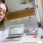 Fernanda Nobre Instagram – 2023 inventei a loucura de começar um mestrado! E olha… tá sendo punk! Apliquei meu projeto sem acreditar muito que seria possível, e não é que passei tanto para PUC Rio quanto para PUC SP? Pelo visto só eu não acreditava que esse projeto era bom. Escolhi o Rio por várias razões mas a principal delas é por causa do corpo docente e minha orientadora, Ana Kiffer, que já acompanhava com admiração há muito tempo. Cheguei e encontrei vários empecilhos, mas tudo bem, respirei e foquei no objetivo inicial e final de exercitar meu conhecimento, afinal de contas o nome “academia” sugere bem isso. Se a gente malha os músculos todos os dias, por que não malhar as sinapses também? O primeiro semestre foi rolamento na escadaria da vida e agora no segundo semestre, depois de entender um pouco mais a dinâmica, tentei ter uma rotina de estudos e escrita. Foi difícil demaaais! Vocês vão me entender: é difícil ser chefe de si mesmo e mais ainda perder o hábito de procrastinar mexendo no celular, quanto me dou conta to há 1 hora vagando por aqui. Fiz vários métodos. Alarmes de 1 em 1 hora com intervalos de 15 min. Acordar às 5:30 da manhã para produzir antes do WhatsApp bombar de mensagens… Ate que descobri a biblioteca da universidade. E aqui estou. Finalizando o último trabalho que precisava entregar neste semestre. Meu Deus, já passou 1 ano que estou vivendo intensamente essa aventura! Ufa. Agora partiu férias! Bahia, tô ansiosa para viver você.