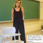 Fernanda Nobre Instagram – 2023 inventei a loucura de começar um mestrado! E olha… tá sendo punk! Apliquei meu projeto sem acreditar muito que seria possível, e não é que passei tanto para PUC Rio quanto para PUC SP? Pelo visto só eu não acreditava que esse projeto era bom. Escolhi o Rio por várias razões mas a principal delas é por causa do corpo docente e minha orientadora, Ana Kiffer, que já acompanhava com admiração há muito tempo. Cheguei e encontrei vários empecilhos, mas tudo bem, respirei e foquei no objetivo inicial e final de exercitar meu conhecimento, afinal de contas o nome “academia” sugere bem isso. Se a gente malha os músculos todos os dias, por que não malhar as sinapses também? O primeiro semestre foi rolamento na escadaria da vida e agora no segundo semestre, depois de entender um pouco mais a dinâmica, tentei ter uma rotina de estudos e escrita. Foi difícil demaaais! Vocês vão me entender: é difícil ser chefe de si mesmo e mais ainda perder o hábito de procrastinar mexendo no celular, quanto me dou conta to há 1 hora vagando por aqui. Fiz vários métodos. Alarmes de 1 em 1 hora com intervalos de 15 min. Acordar às 5:30 da manhã para produzir antes do WhatsApp bombar de mensagens… Ate que descobri a biblioteca da universidade. E aqui estou. Finalizando o último trabalho que precisava entregar neste semestre. Meu Deus, já passou 1 ano que estou vivendo intensamente essa aventura! Ufa. Agora partiu férias! Bahia, tô ansiosa para viver você.