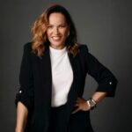 Fernanda Nobre Instagram - Neste fim de semana no RJ vamos ouvir mulheres para celebrar esse mês de luta. @manoelazappa me convidou para organizar junto com ela duas mesas, uma no sábado e outra no domingo, para debatermos assuntos que permeiam o imaginário feminino. Vamos ouvir mulheres admiráveis que são inspiração pelos seus trabalhos e posicionamentos. No sábado vamos falar sobre a prisão da Beleza que agora tomou nuances ainda mais perversos com a distorção digital e os inúmeros filtros que estão confundindo nossa auto percepção Por que a sociedade criou um padrão de beleza completamente irreal, restrito e impossível de se manter? No domingo vamos falar sobre a relação do tempo para nós mulheres. Ele que deveria ser o nosso maior aliado é entendido como nosso inimigo. Como nos relacionamos com o tempo na maternidade, menopausa, no mercado de trabalho, envelhecimento e invisibilidade? Esses papos serão mediados pela poderosa Regina Zappa e ainda teremos uma feira de comidinhas deliciosas. Vem conversar com a gente! To animada ❤️