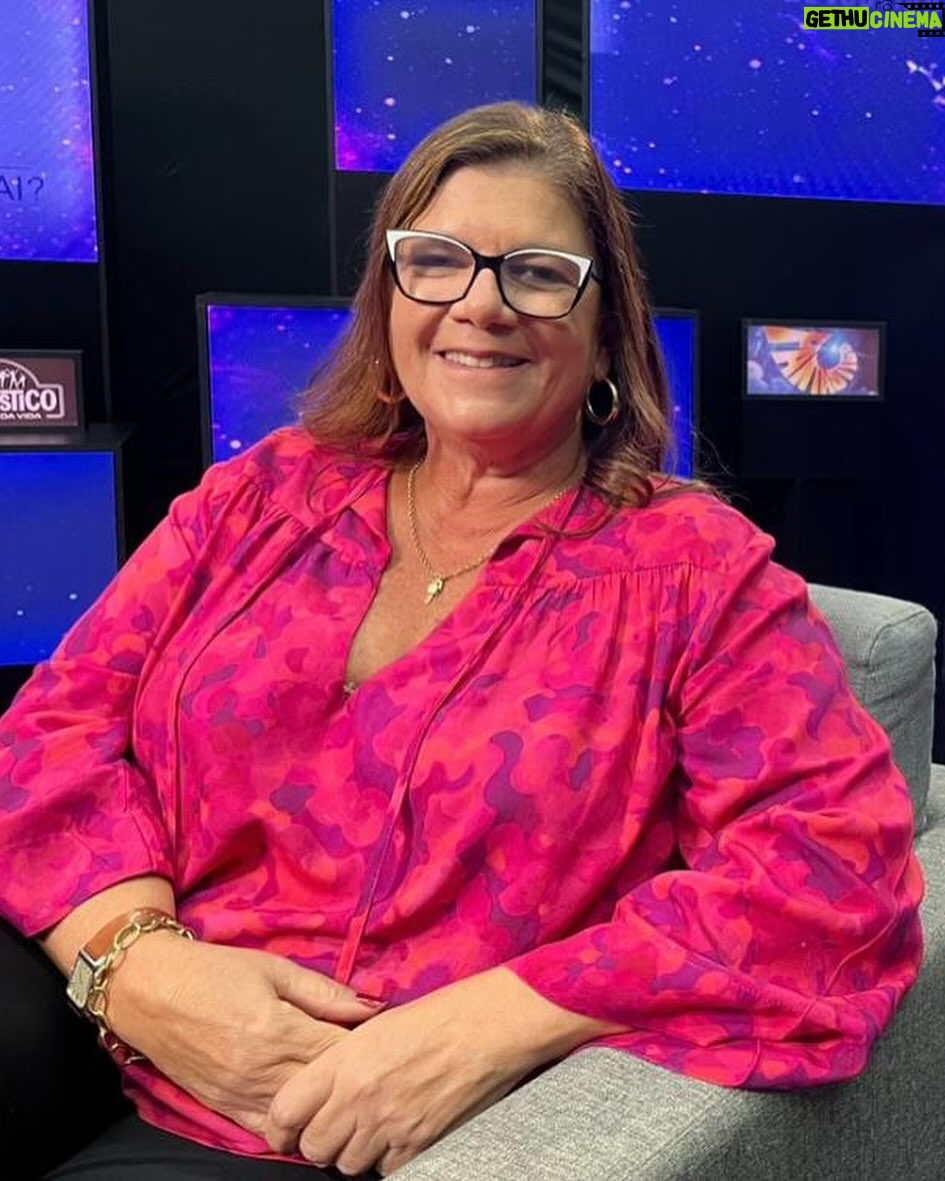 Fernanda Nobre Instagram - Neste fim de semana no RJ vamos ouvir mulheres para celebrar esse mês de luta. @manoelazappa me convidou para organizar junto com ela duas mesas, uma no sábado e outra no domingo, para debatermos assuntos que permeiam o imaginário feminino. Vamos ouvir mulheres admiráveis que são inspiração pelos seus trabalhos e posicionamentos. No sábado vamos falar sobre a prisão da Beleza que agora tomou nuances ainda mais perversos com a distorção digital e os inúmeros filtros que estão confundindo nossa auto percepção Por que a sociedade criou um padrão de beleza completamente irreal, restrito e impossível de se manter? No domingo vamos falar sobre a relação do tempo para nós mulheres. Ele que deveria ser o nosso maior aliado é entendido como nosso inimigo. Como nos relacionamos com o tempo na maternidade, menopausa, no mercado de trabalho, envelhecimento e invisibilidade? Esses papos serão mediados pela poderosa Regina Zappa e ainda teremos uma feira de comidinhas deliciosas. Vem conversar com a gente! To animada ❤️