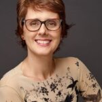 Fernanda Nobre Instagram - Neste fim de semana no RJ vamos ouvir mulheres para celebrar esse mês de luta. @manoelazappa me convidou para organizar junto com ela duas mesas, uma no sábado e outra no domingo, para debatermos assuntos que permeiam o imaginário feminino. Vamos ouvir mulheres admiráveis que são inspiração pelos seus trabalhos e posicionamentos. No sábado vamos falar sobre a prisão da Beleza que agora tomou nuances ainda mais perversos com a distorção digital e os inúmeros filtros que estão confundindo nossa auto percepção Por que a sociedade criou um padrão de beleza completamente irreal, restrito e impossível de se manter? No domingo vamos falar sobre a relação do tempo para nós mulheres. Ele que deveria ser o nosso maior aliado é entendido como nosso inimigo. Como nos relacionamos com o tempo na maternidade, menopausa, no mercado de trabalho, envelhecimento e invisibilidade? Esses papos serão mediados pela poderosa Regina Zappa e ainda teremos uma feira de comidinhas deliciosas. Vem conversar com a gente! To animada ❤️