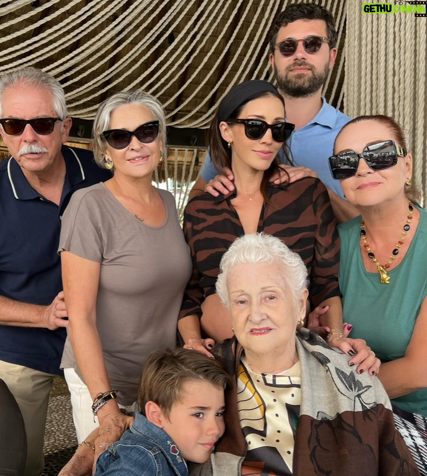 Fernanda Romero Instagram - La palabra ♥️ “Mamá” es fácil de decir, pero no llegamos a valorarla hasta que nos convertimos en una y conocemos el peso que conlleva. A todas las madres, ya sean biológicas, adoptivas o con o sin parejas, las felicito. Son maravillosas y entiendo la dedicación y esfuerzo que ponen día a día. Las admiro mucho. Felicidades en su día, que hoy y siempre seamos valoradas por lo que somos. Estoy agradecida de ser su mamá. Gracias a estas dos almitas que me eligieron como mamá, amo vivir la vida juntos. Algo que me daba tanto miedo se ha convertido en mi razón de vivir. Los amo y me siento afortunada de estar con ustedes. 📸 by @cocunphotography