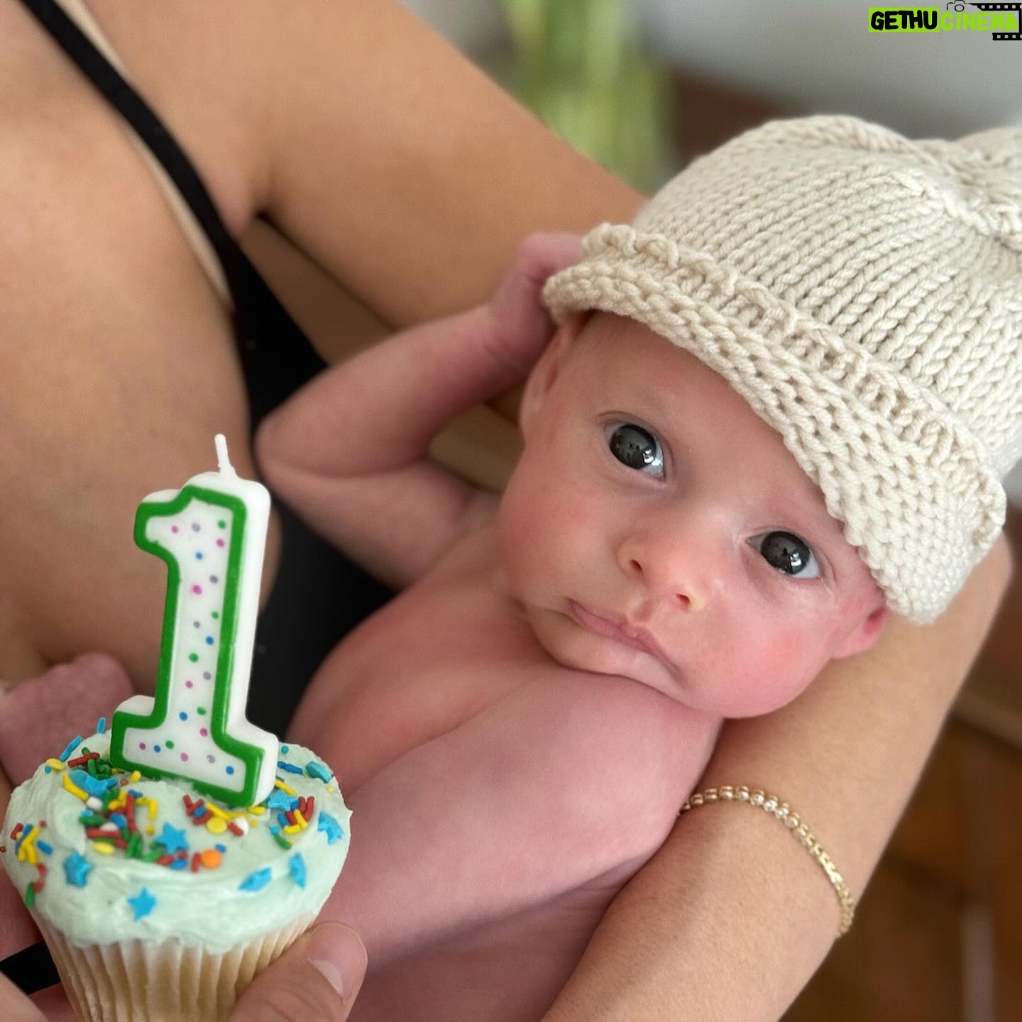Fernanda Romero Instagram - My sweet little boy 🩵🎂 Feliz mes gordito se me fue muy rápido entre que yo me tenía que recuperar y ajustarme se me fue demasiado rápido y ya tienes un mes 🥹. Recordatorio de aunque a veces por más difícil sea y nos quejemos hay que disfrutar esos momentos. Te amamos mucho y estás creciendo muy rápido ☺️ 🍼 como me gustaría parar el tiempo.