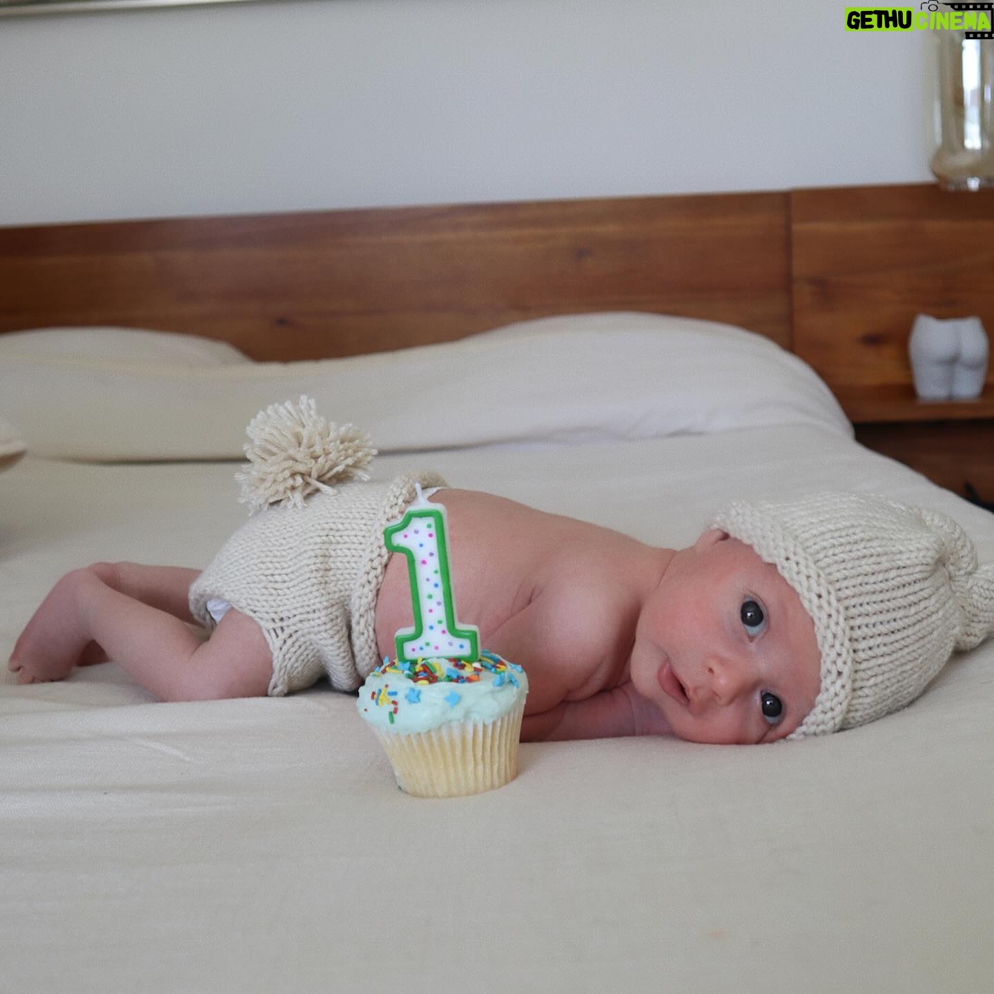 Fernanda Romero Instagram - My sweet little boy 🩵🎂 Feliz mes gordito se me fue muy rápido entre que yo me tenía que recuperar y ajustarme se me fue demasiado rápido y ya tienes un mes 🥹. Recordatorio de aunque a veces por más difícil sea y nos quejemos hay que disfrutar esos momentos. Te amamos mucho y estás creciendo muy rápido ☺️ 🍼 como me gustaría parar el tiempo.