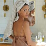 Fernanda Romero Instagram – For my long ✈️, I am bringing  @oseamalibu 🍃 Bestseller Minis Collection, which is not only ideal for travel but also makes for a thoughtful gift. I believe it’s a wonderful present for your friends or loved ones, all neatly packaged in one box. Here’s what you get 👇🏼🤍

–
–
–
–
–
–
–
–
–
–
#osea #oseamalibu #oseaskincare #perfectgifts #giftforher 
#fernandaromerk