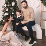 Fernanda Romero Instagram – Cuando pensaste que igual jamás ibas a formar una familia de nuevo 🎄❤️. Y el destino te llena de sorpresas. Cuando te abres al universo y tú corazón está abierto para poder amar de nuevo La magia sucede. Esta Navidad es muy especial para mi. Estamos muy contentos y entusiasmados por la llegada de su nuevo hermanito o hermanita 🐣👶🏼 me siento completa y plena 🙏🏼 Feliz Navidad amigos que sea una linda noche con sus seres queridos. 

📸 by @cocunphotography 
⁣
.⁣
.⁣
.⁣
.⁣
.⁣
#christmas2023 #christmascountdown #christmasdecor #christmasdecorations #christmasgifts #christmaslights #christmasmagic #december #family #familyday #familyfirst #familygoals #familyiseverything #familyisforever #familylife #familylove #familyovereverything #familyphotography #familypic #familytime #gift #holidays #merryxmas🎄 #momlife #santa #santaclaus #xmas #xmasdecorations #xmastime #xmastree