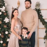 Fernanda Romero Instagram – Cuando pensaste que igual jamás ibas a formar una familia de nuevo 🎄❤️. Y el destino te llena de sorpresas. Cuando te abres al universo y tú corazón está abierto para poder amar de nuevo La magia sucede. Esta Navidad es muy especial para mi. Estamos muy contentos y entusiasmados por la llegada de su nuevo hermanito o hermanita 🐣👶🏼 me siento completa y plena 🙏🏼 Feliz Navidad amigos que sea una linda noche con sus seres queridos. 

📸 by @cocunphotography 
⁣
.⁣
.⁣
.⁣
.⁣
.⁣
#christmas2023 #christmascountdown #christmasdecor #christmasdecorations #christmasgifts #christmaslights #christmasmagic #december #family #familyday #familyfirst #familygoals #familyiseverything #familyisforever #familylife #familylove #familyovereverything #familyphotography #familypic #familytime #gift #holidays #merryxmas🎄 #momlife #santa #santaclaus #xmas #xmasdecorations #xmastime #xmastree