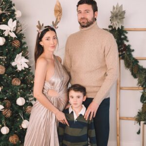 Fernanda Romero Instagram - Cuando pensaste que igual jamás ibas a formar una familia de nuevo 🎄❤️. Y el destino te llena de sorpresas. Cuando te abres al universo y tú corazón está abierto para poder amar de nuevo La magia sucede. Esta Navidad es muy especial para mi. Estamos muy contentos y entusiasmados por la llegada de su nuevo hermanito o hermanita 🐣👶🏼 me siento completa y plena 🙏🏼 Feliz Navidad amigos que sea una linda noche con sus seres queridos. 

📸 by @cocunphotography 
⁣
.⁣
.⁣
.⁣
.⁣
.⁣
#christmas2023 #christmascountdown #christmasdecor #christmasdecorations #christmasgifts #christmaslights #christmasmagic #december #family #familyday #familyfirst #familygoals #familyiseverything #familyisforever #familylife #familylove #familyovereverything #familyphotography #familypic #familytime #gift #holidays #merryxmas🎄 #momlife #santa #santaclaus #xmas #xmasdecorations #xmastime #xmastree
