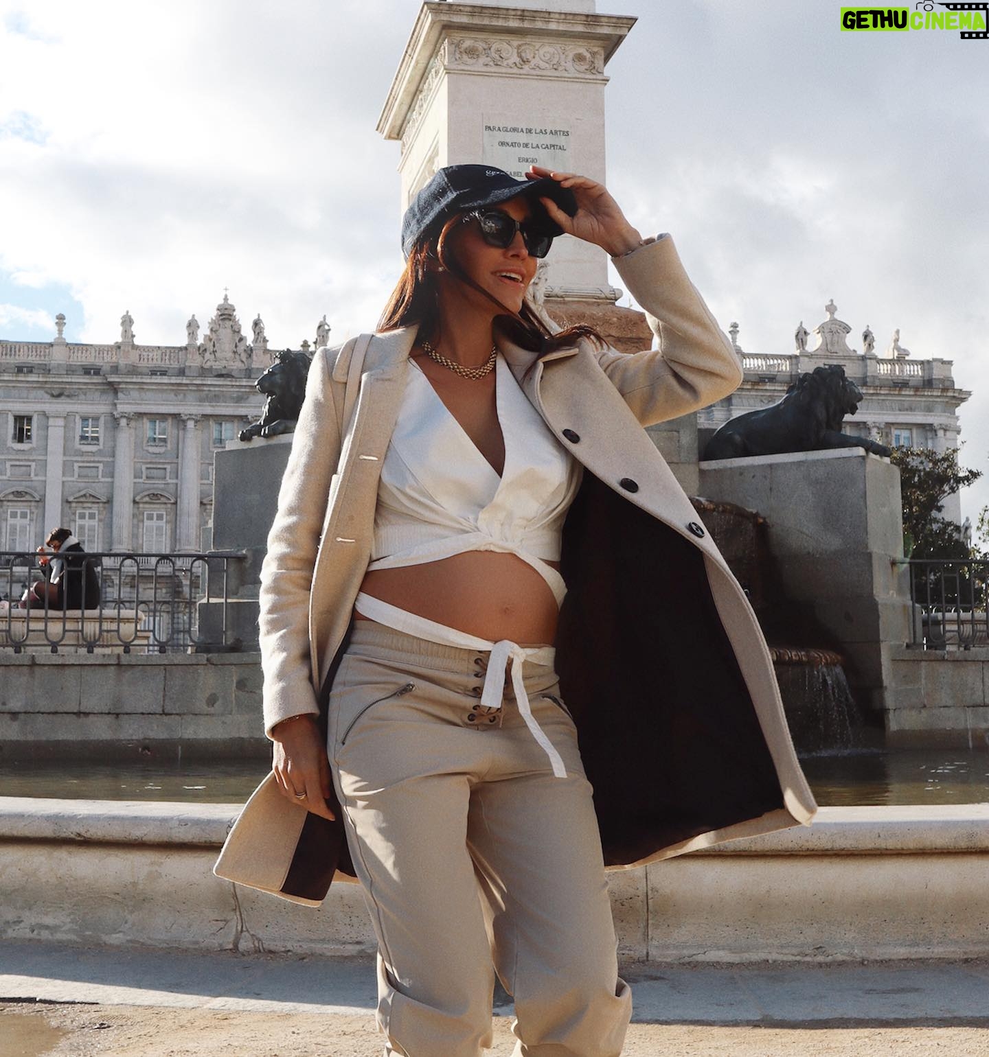 Fernanda Romero Instagram - Si te tocó el alma antes que la piel ahí es 🫶🏽🤍 o no? 👇🏼 . . . . . #denim #denimaddicted #denimday #denimjeans #denimshirt #denimstyle #fashionstyle #gaymadrid #jacket #jeans #madrid #madridcity #madridlovers #madridmemola #madridmola #madridspain #maternityfashion #miami #outfitoftheday #pregnancyfashion #pregnancyjourney #pregnancylife #pregnancyphoto #eticadenim #fernandaromero #pregnancyshoot #pregnancystyle #fernandaromero #valencia #visitmadrid