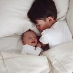 Fernanda Romero Instagram – La palabra ♥️ “Mamá” es fácil de decir, pero no llegamos a valorarla hasta que nos convertimos en una y conocemos el peso que conlleva. A todas las madres, ya sean biológicas, adoptivas o con o sin parejas, las felicito. Son maravillosas y entiendo la dedicación y esfuerzo que ponen día a día. Las admiro mucho. Felicidades en su día, que hoy y siempre seamos valoradas por lo que somos. Estoy agradecida de ser su mamá. Gracias a estas dos almitas  que me eligieron como mamá, amo vivir la vida juntos. Algo que me daba tanto miedo se ha convertido en mi razón de vivir. Los amo y me siento afortunada de estar con ustedes.

📸 by @cocunphotography