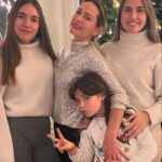 Fernanda Serrano Instagram – Hoje foi o dia da família! Mas não é todos os nossos dias? Deveria ser! Parabéns à família tão preciosa e linda que construímos todos juntos! O meu maior tesouro são vocês… filhos, pais, primas, tios, amigos do meu coração que já são família! A todos nós… Obrigada! Sempre juntos! #family ❤️