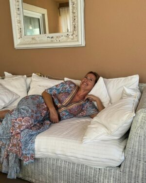 Fernanda Serrano Instagram - Já em casa. Umas hérnias com mais de 20 anos, que tiveram de ir encontrar outro sítio para morar. Agora recuperar, com muitos mimos e amor! Obrigada a toda a equipa incrivelmente profissional que comigo esteve no @hospitaldaluz.pt e fizeram deste episódio um lusco fusco! Agora, como terei de estar em repouso, já só penso em planos.  Mudar a minha casa, a minha vida, a minha cabeça! E deitar tudo o que é tralha, para o sítio dela! Amanhã começamos a trabalhar em várias frentes! Conto convosco para muitas ideias… só quero das boas! ❤️ bom domingo #descanso