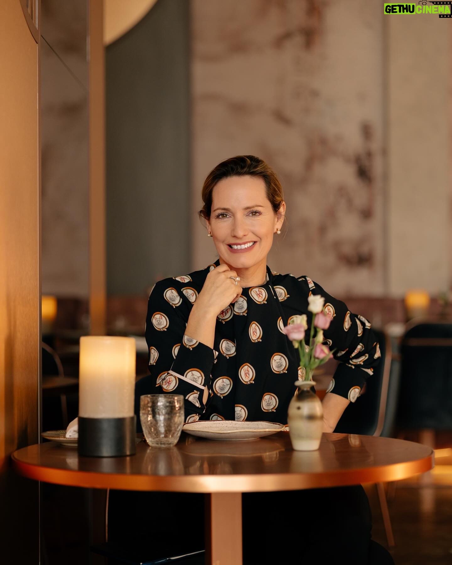 Fernanda Serrano Instagram - Nunca gosto de almoçar sozinha… a não ser em sítios bonitos como este! Bom apetite food lovers! @conventsquarehotel #capitulorestaurantbar #conventsquarehotel #luxurylifestyle #vignettecollection #epicurean