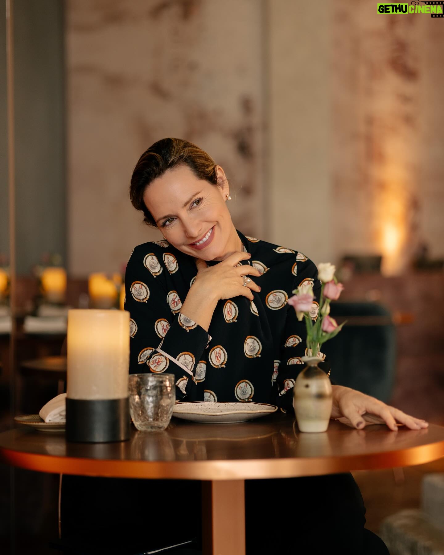 Fernanda Serrano Instagram - Nunca gosto de almoçar sozinha… a não ser em sítios bonitos como este! Bom apetite food lovers! @conventsquarehotel #capitulorestaurantbar #conventsquarehotel #luxurylifestyle #vignettecollection #epicurean