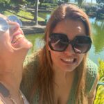 Fernanda Serrano Instagram – Tenho andado em silêncio… Ainda não parei para vos mostrar como foi a minha visita relâmpago à Madeira, onde já não vinha há uma década! E não se pode estar tanto tempo sem voltar a visitar esta ilha tão especial e linda! Menos de 48 horas, desci de cesto, rebentei os gémeos a andar, experimentei o teleférico e comi e bebi tão mas tão bem! Só me vou pesar na sexta-feira! A vida são dois dias… temos de aproveitar para rir e fazer o que nos apetecer com quem gostamos e nos faz bem! Porque nós merecemos! 🫶🏻 Em breve volto com os meus amores! La Isla maravilhosa! Obrigada @visitmadeira e… até já!