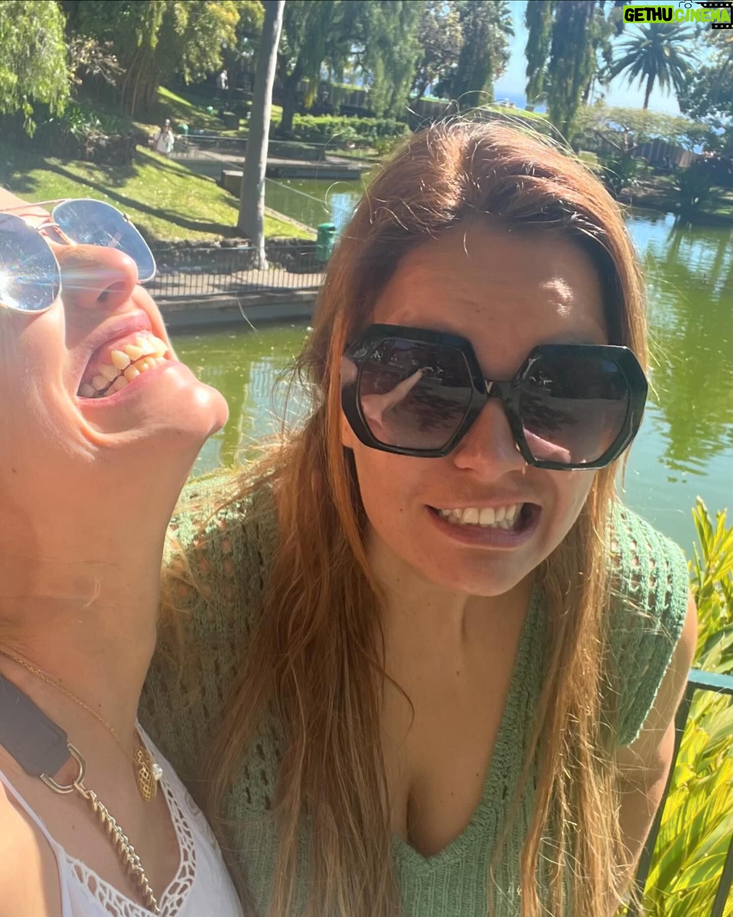 Fernanda Serrano Instagram - Tenho andado em silêncio… Ainda não parei para vos mostrar como foi a minha visita relâmpago à Madeira, onde já não vinha há uma década! E não se pode estar tanto tempo sem voltar a visitar esta ilha tão especial e linda! Menos de 48 horas, desci de cesto, rebentei os gémeos a andar, experimentei o teleférico e comi e bebi tão mas tão bem! Só me vou pesar na sexta-feira! A vida são dois dias… temos de aproveitar para rir e fazer o que nos apetecer com quem gostamos e nos faz bem! Porque nós merecemos! 🫶🏻 Em breve volto com os meus amores! La Isla maravilhosa! Obrigada @visitmadeira e… até já!