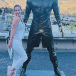 Fernanda Serrano Instagram – Tenho andado em silêncio… Ainda não parei para vos mostrar como foi a minha visita relâmpago à Madeira, onde já não vinha há uma década! E não se pode estar tanto tempo sem voltar a visitar esta ilha tão especial e linda! Menos de 48 horas, desci de cesto, rebentei os gémeos a andar, experimentei o teleférico e comi e bebi tão mas tão bem! Só me vou pesar na sexta-feira! A vida são dois dias… temos de aproveitar para rir e fazer o que nos apetecer com quem gostamos e nos faz bem! Porque nós merecemos! 🫶🏻 Em breve volto com os meus amores! La Isla maravilhosa! Obrigada @visitmadeira e… até já!
