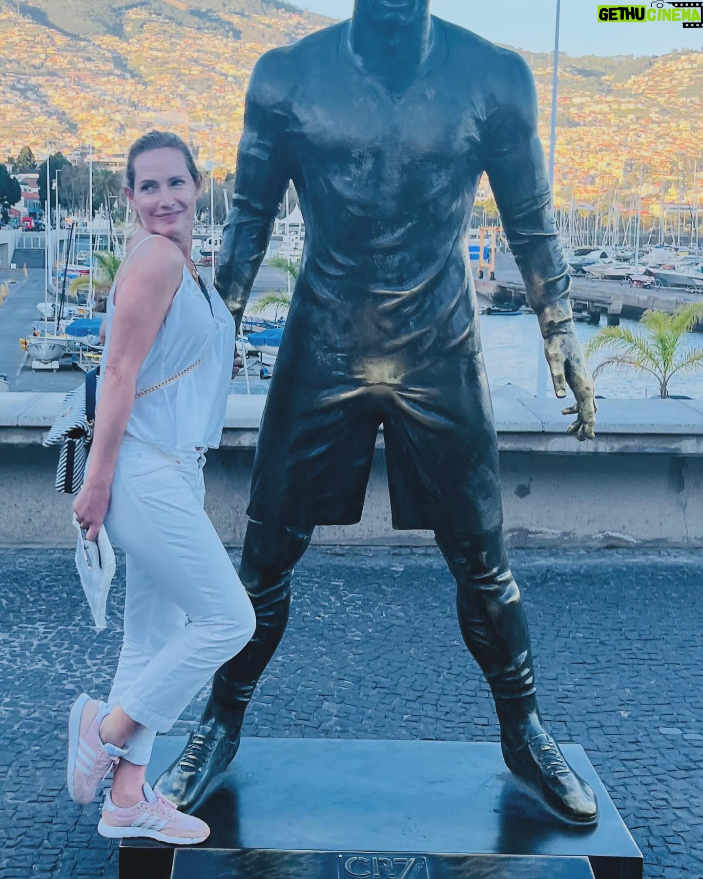Fernanda Serrano Instagram - Tenho andado em silêncio… Ainda não parei para vos mostrar como foi a minha visita relâmpago à Madeira, onde já não vinha há uma década! E não se pode estar tanto tempo sem voltar a visitar esta ilha tão especial e linda! Menos de 48 horas, desci de cesto, rebentei os gémeos a andar, experimentei o teleférico e comi e bebi tão mas tão bem! Só me vou pesar na sexta-feira! A vida são dois dias… temos de aproveitar para rir e fazer o que nos apetecer com quem gostamos e nos faz bem! Porque nós merecemos! 🫶🏻 Em breve volto com os meus amores! La Isla maravilhosa! Obrigada @visitmadeira e… até já!