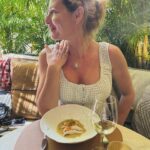 Fernanda Serrano Instagram – Tenho andado em silêncio… Ainda não parei para vos mostrar como foi a minha visita relâmpago à Madeira, onde já não vinha há uma década! E não se pode estar tanto tempo sem voltar a visitar esta ilha tão especial e linda! Menos de 48 horas, desci de cesto, rebentei os gémeos a andar, experimentei o teleférico e comi e bebi tão mas tão bem! Só me vou pesar na sexta-feira! A vida são dois dias… temos de aproveitar para rir e fazer o que nos apetecer com quem gostamos e nos faz bem! Porque nós merecemos! 🫶🏻 Em breve volto com os meus amores! La Isla maravilhosa! Obrigada @visitmadeira e… até já!