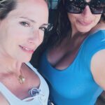 Fernanda Serrano Instagram - Tenho andado em silêncio… Ainda não parei para vos mostrar como foi a minha visita relâmpago à Madeira, onde já não vinha há uma década! E não se pode estar tanto tempo sem voltar a visitar esta ilha tão especial e linda! Menos de 48 horas, desci de cesto, rebentei os gémeos a andar, experimentei o teleférico e comi e bebi tão mas tão bem! Só me vou pesar na sexta-feira! A vida são dois dias… temos de aproveitar para rir e fazer o que nos apetecer com quem gostamos e nos faz bem! Porque nós merecemos! 🫶🏻 Em breve volto com os meus amores! La Isla maravilhosa! Obrigada @visitmadeira e… até já!