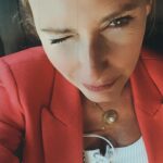 Fernanda Serrano Instagram - Tenho andado em silêncio… Ainda não parei para vos mostrar como foi a minha visita relâmpago à Madeira, onde já não vinha há uma década! E não se pode estar tanto tempo sem voltar a visitar esta ilha tão especial e linda! Menos de 48 horas, desci de cesto, rebentei os gémeos a andar, experimentei o teleférico e comi e bebi tão mas tão bem! Só me vou pesar na sexta-feira! A vida são dois dias… temos de aproveitar para rir e fazer o que nos apetecer com quem gostamos e nos faz bem! Porque nós merecemos! 🫶🏻 Em breve volto com os meus amores! La Isla maravilhosa! Obrigada @visitmadeira e… até já!