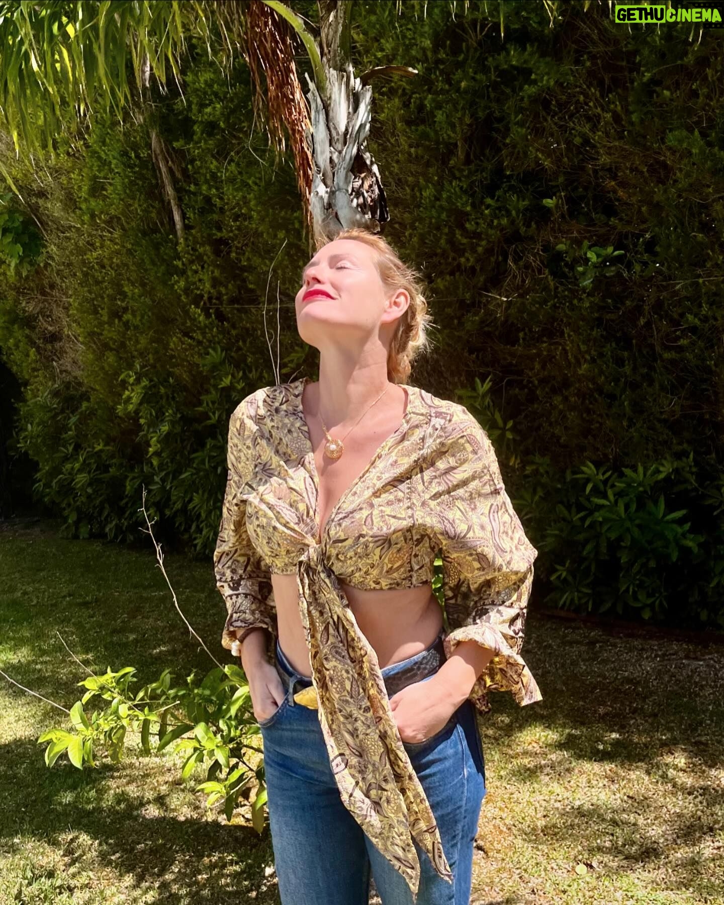 Fernanda Serrano Instagram - Porque hoje é um dia para celebrar… como todos, mas este mais ainda! De volta a casa e a trazer o sol comigo! Amanhã mostro como foram estes dias maravilhosos num país que não conhecia e já me deixou saudades! A repetir… ficou tanto por conhecer! Agora, é tempo de beijar os meus outros amores! Feliz feriado a todos #familia
