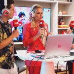 Fernanda Serrano Instagram – Ontem foi um dia de lembrar as coisas boas que a vida nos oferece! Aquelas que por vezes teimamos em esquecer! Quem sempre me deu a mão, me ajudou a dar passos muito importantes na minha Vida e que deu origem a uma tão bonita história de amizade, que dura até aos dias de hoje! Mais de duas décadas depois! Ainda tive tempo para matar saudades do meu vizinho Pedro Fernandes, da sempre sorridente @marianaalvim e da gigante em tudo @filomenacautela numa conversa em directo a partir do espaço all in one @bancobpi #BancoBPI #TutoriaisParaNuncaEsquecer #ComoDarUmPasso #Pub