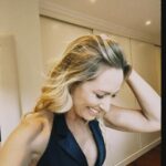 Fernanda Serrano Instagram – Domingo de Sol, de almoços em Família, de estar com os Amigos que não temos oportunidade de ver e estar com calma no dia a dia, de ir ver a nossa praia, de namorar, de passear, ou de fazer nada! Domingo é Dia de fazer o que nos apetecer! Como vai ser o vosso? Eu comecei muito cedo a caminhar na minha praia… #domingo #sunday #family