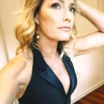 Fernanda Serrano Instagram – Domingo de Sol, de almoços em Família, de estar com os Amigos que não temos oportunidade de ver e estar com calma no dia a dia, de ir ver a nossa praia, de namorar, de passear, ou de fazer nada! Domingo é Dia de fazer o que nos apetecer! Como vai ser o vosso? Eu comecei muito cedo a caminhar na minha praia… #domingo #sunday #family