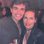 Fernanda Serrano Instagram – Ontem, a convite do homem da minha vida ❤️, fui conhecer este projeto que acaba por ser um espetáculo também bonito! Perto de casa, bons amigos e música boa! Giro, quando conhecemos os amigos dos nossos filhos, que entretanto descobrimos serem filhos de amigos nossos, que há não víamos há anos! A vida a acontecer! E tê-los sempre por perto… parece-me ser uma muito boa parte da história! Não vos parece? #filhos #maeefilho @yard.episodes @sandra_bizarro70 @santiago_ramossr8