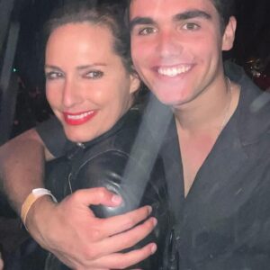 Fernanda Serrano Instagram - Ontem, a convite do homem da minha vida ❤️, fui conhecer este projeto que acaba por ser um espetáculo também bonito! Perto de casa, bons amigos e música boa! Giro, quando conhecemos os amigos dos nossos filhos, que entretanto descobrimos serem filhos de amigos nossos, que há não víamos há anos! A vida a acontecer! E tê-los sempre por perto… parece-me ser uma muito boa parte da história! Não vos parece? #filhos #maeefilho @yard.episodes @sandra_bizarro70 @santiago_ramossr8