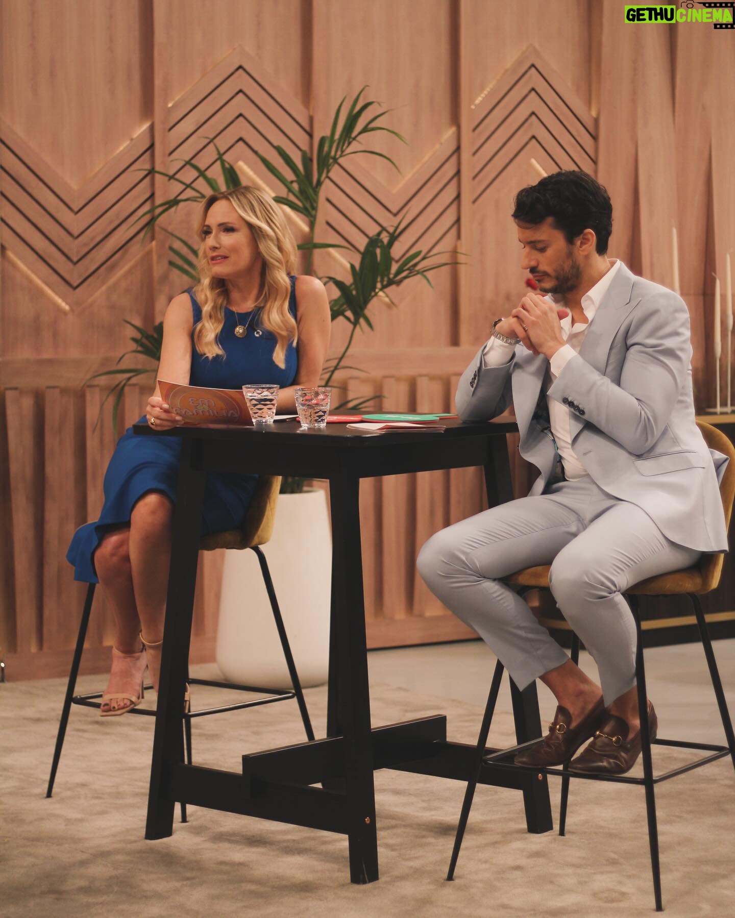 Fernanda Serrano Instagram - Ontem fui muito feliz na tarde que passei convosco e em que fui tão, mas tão bem recebida no nosso @emfamiliatvi ao lado do super gentleman @ruben_rua, como se estivesse em minha casa! Obrigada @tvioficial e @maria_cerqueira_gomes por estares de férias tão merecidas e me teres proporcionado estes momentos tão bonitos e plenos de coisas boas! Televisão é isto! 🫶🏻