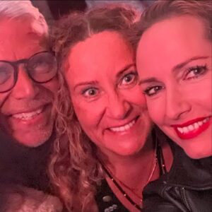 Fernanda Serrano Instagram - Ontem, a convite do homem da minha vida ❤️, fui conhecer este projeto que acaba por ser um espetáculo também bonito! Perto de casa, bons amigos e música boa! Giro, quando conhecemos os amigos dos nossos filhos, que entretanto descobrimos serem filhos de amigos nossos, que há não víamos há anos! A vida a acontecer! E tê-los sempre por perto… parece-me ser uma muito boa parte da história! Não vos parece? #filhos #maeefilho @yard.episodes @sandra_bizarro70 @santiago_ramossr8