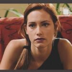 Fernanda Serrano Instagram – Este ano é o ano em que celebro os meus 30 anos de, nem gosto de lhe chamar carreira… ainda! De percurso. Entre filmes, novelas, séries, peças e varias apresentações de formatos em tv, agradeço ter tido sempre a sorte de tão excelentes e singulares oportunidades ter tido e as decisões quase sempre acertadas que tomei, nestas tantas áreas! Todos os dias acordo feliz, por fazer aquilo que tanto amo! Que me faz levantar da cama (por vezes ou quase sempre a horas “impróprias”, mas de sorriso cheio, porque vou fazer o que me deixa tão feliz! Interpretar! Digo sempre aos meus filhos, que já começaram a ter de decidir pelas escolhas académicas mais orientadas para as futuras profissões, que sejam felizes nas suas escolhas, recordo a angústia que também eu tive, revejo-a neles! O que será que quero fazer para o resto da minha vida, na minha profissão? Há quem saiba logo desde pequenino, há quem perceba tarde o que realmente quer, há quem erre e possa voltar atrás e experimentar novas áreas e também há quem nunca acerte ou simplesmente não queira nada e se sinta infeliz! Como não quero miúdos assim, deixo-os naturalmente e sem pressão, perceber o que querem decidir, sempre com a premissa de sermos felizes nas nossas escolhas! Porque a mim, é o que me faz sentir todos os meus dias de trabalho! Feliz todos os dias, para vos fazer chegar tantas e tantas personagens e histórias, que espero que gostem! Obrigada por estarem sempre aí! É para vocês que o faço! Com muuuuuuuuuito Amor! ❤️#trabalho #workthatilove #actresslife