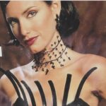 Fernanda Serrano Instagram - Este ano é o ano em que celebro os meus 30 anos de, nem gosto de lhe chamar carreira… ainda! De percurso. Entre filmes, novelas, séries, peças e varias apresentações de formatos em tv, agradeço ter tido sempre a sorte de tão excelentes e singulares oportunidades ter tido e as decisões quase sempre acertadas que tomei, nestas tantas áreas! Todos os dias acordo feliz, por fazer aquilo que tanto amo! Que me faz levantar da cama (por vezes ou quase sempre a horas “impróprias”, mas de sorriso cheio, porque vou fazer o que me deixa tão feliz! Interpretar! Digo sempre aos meus filhos, que já começaram a ter de decidir pelas escolhas académicas mais orientadas para as futuras profissões, que sejam felizes nas suas escolhas, recordo a angústia que também eu tive, revejo-a neles! O que será que quero fazer para o resto da minha vida, na minha profissão? Há quem saiba logo desde pequenino, há quem perceba tarde o que realmente quer, há quem erre e possa voltar atrás e experimentar novas áreas e também há quem nunca acerte ou simplesmente não queira nada e se sinta infeliz! Como não quero miúdos assim, deixo-os naturalmente e sem pressão, perceber o que querem decidir, sempre com a premissa de sermos felizes nas nossas escolhas! Porque a mim, é o que me faz sentir todos os meus dias de trabalho! Feliz todos os dias, para vos fazer chegar tantas e tantas personagens e histórias, que espero que gostem! Obrigada por estarem sempre aí! É para vocês que o faço! Com muuuuuuuuuito Amor! ❤️#trabalho #workthatilove #actresslife