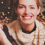 Fernanda Serrano Instagram – Este ano é o ano em que celebro os meus 30 anos de, nem gosto de lhe chamar carreira… ainda! De percurso. Entre filmes, novelas, séries, peças e varias apresentações de formatos em tv, agradeço ter tido sempre a sorte de tão excelentes e singulares oportunidades ter tido e as decisões quase sempre acertadas que tomei, nestas tantas áreas! Todos os dias acordo feliz, por fazer aquilo que tanto amo! Que me faz levantar da cama (por vezes ou quase sempre a horas “impróprias”, mas de sorriso cheio, porque vou fazer o que me deixa tão feliz! Interpretar! Digo sempre aos meus filhos, que já começaram a ter de decidir pelas escolhas académicas mais orientadas para as futuras profissões, que sejam felizes nas suas escolhas, recordo a angústia que também eu tive, revejo-a neles! O que será que quero fazer para o resto da minha vida, na minha profissão? Há quem saiba logo desde pequenino, há quem perceba tarde o que realmente quer, há quem erre e possa voltar atrás e experimentar novas áreas e também há quem nunca acerte ou simplesmente não queira nada e se sinta infeliz! Como não quero miúdos assim, deixo-os naturalmente e sem pressão, perceber o que querem decidir, sempre com a premissa de sermos felizes nas nossas escolhas! Porque a mim, é o que me faz sentir todos os meus dias de trabalho! Feliz todos os dias, para vos fazer chegar tantas e tantas personagens e histórias, que espero que gostem! Obrigada por estarem sempre aí! É para vocês que o faço! Com muuuuuuuuuito Amor! ❤️#trabalho #workthatilove #actresslife